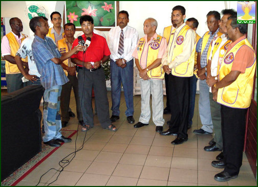 De leden van Lions Club Nieuw Nickerie en enkele bestuurleden van VVN samen met dr.C.Mahabier vice voorzitter VVN Nederland tijdens de donatie van nieuwe bril monturen aan de Lions Club in november 2006